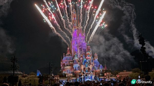 跟朋友到迪士尼樂園，天公造美，睇完煙花才離開。