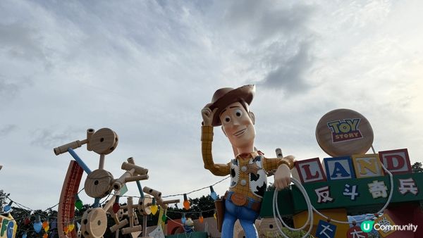 跟朋友到迪士尼樂園，天公造美，睇完煙花才離開。