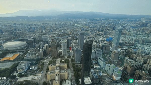 台北101大樓踞高臨下，在大樓101可遠眺台北風景，很有大地...