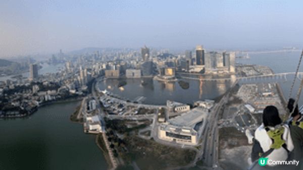 澳門旅遊塔的「空中漫步」是在233米高空，沿塔外圍無扶手步道...