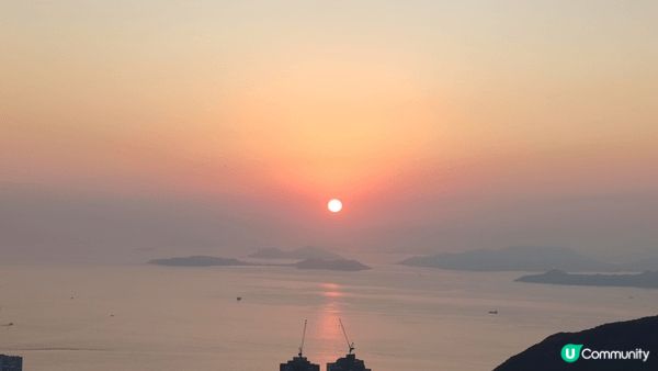 山頂（太平山）係香港島最高嘅地方，可以俯瞰維多利亞港、九龍同...