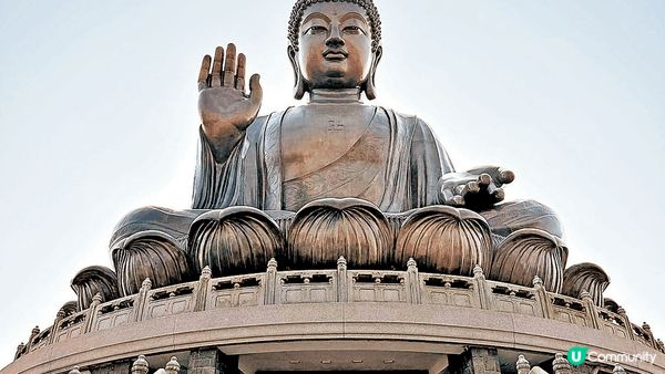 天壇大佛莊嚴宏偉，是香港很重要的地標，我可以坐在纜車上欣賞打...