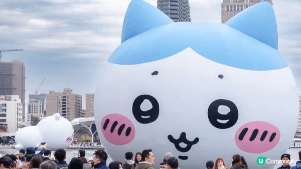 台灣高雄愛河灣展出Chiikawa大型充氣裝置，每個角色在海...