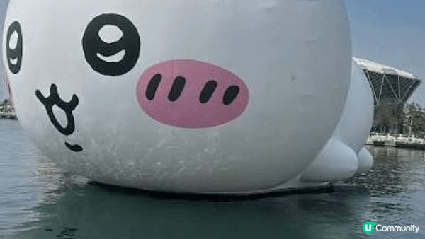台灣高雄愛河灣展出Chiikawa大型充氣裝置，每個角色在海...