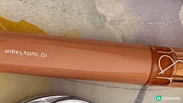 romand天使光唇蜜02的質地是清透的果凍感，上嘴有明顯的...