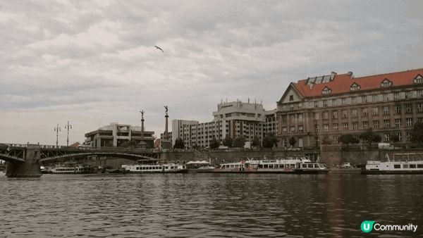 伏爾塔瓦河（Vltava River）是捷克最長的河流，全長...