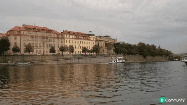伏爾塔瓦河（Vltava River）是捷克最長的河流，全長...