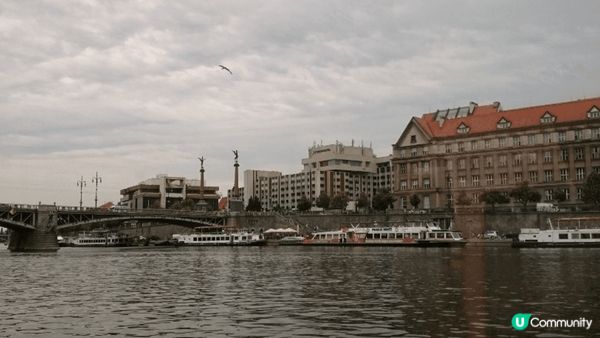 伏爾塔瓦河（Vltava River）是捷克最長的河流，全長...