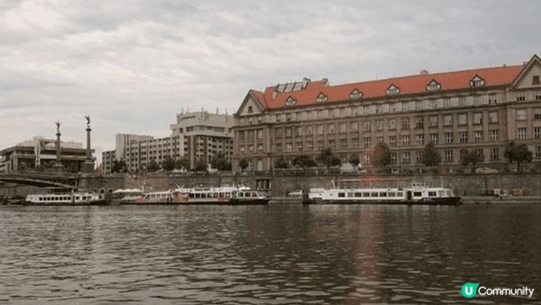 伏爾塔瓦河（Vltava River）是捷克最長的河流，全長...