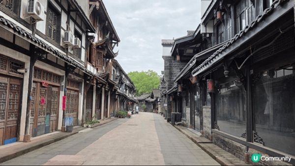 成都郊外的黃龍溪古鎮，有不少食店和手信店。面積唔算大，不過有...