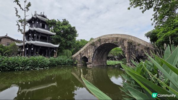 成都郊外的黃龍溪古鎮，有不少食店和手信店。面積唔算大，不過有...