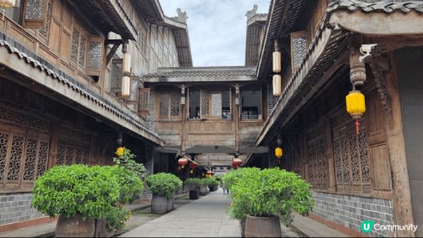 成都郊外的黃龍溪古鎮，有不少食店和手信店。面積唔算大，不過有...