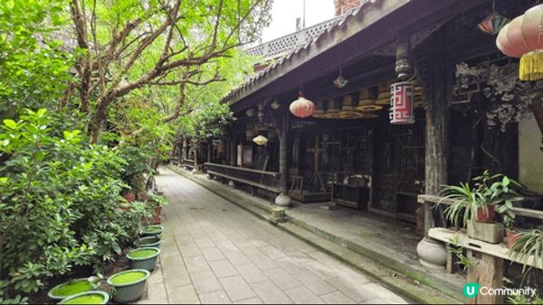 成都郊外的黃龍溪古鎮，有不少食店和手信店。面積唔算大，不過有...