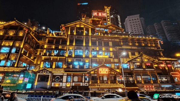 這裏是重慶出名景點: 洪崖洞, 最初是軍事要塞與天然崖洞。因...