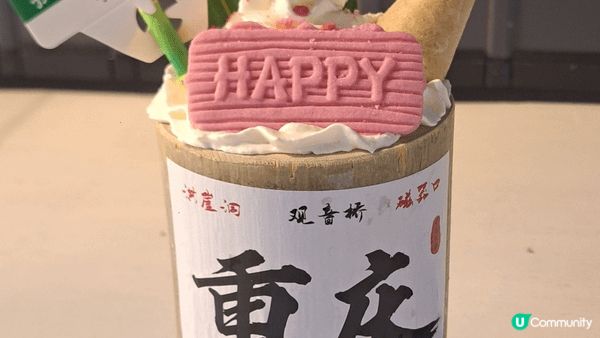 這裏是重慶出名景點: 洪崖洞, 最初是軍事要塞與天然崖洞。因...