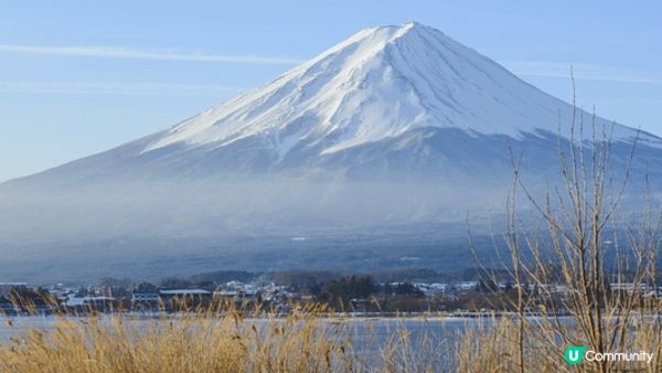 富士山個山形生得好整齊，好似一個完美嘅圓錐。山頂常年鋪滿白雪...