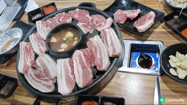 弘大荒谬的生肉 好好吃 任食；水源星空圖書管 設計獨特 ，值...