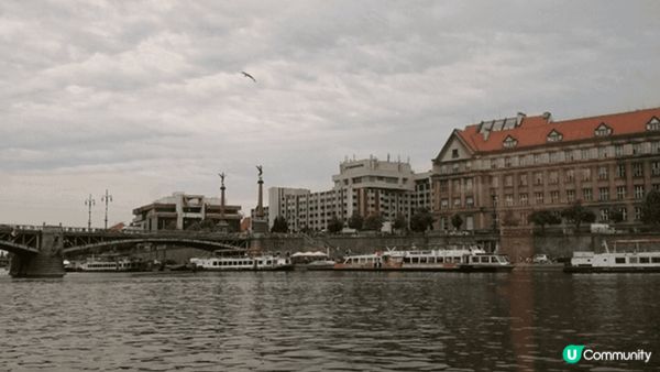 伏爾塔瓦河（Vltava River）是捷克最長的河流，全長...