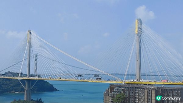 假日坐在巴士去屯門方向, 途中從窗外看到天晴氣朗下青馬大橋多...