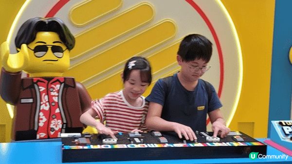 去沙田新城市廣場中庭，剛啱做緊Lego展，仔女砌Lego砌得...
