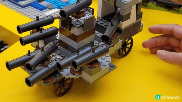 去沙田新城市廣場中庭，剛啱做緊Lego展，仔女砌Lego砌得...