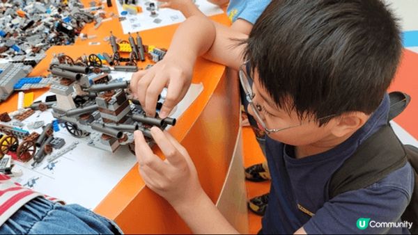 去沙田新城市廣場中庭，剛啱做緊Lego展，仔女砌Lego砌得...
