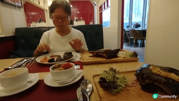 食物質素中等以上, 選擇都算多, 座位尚算寬敞,食物區很清晰...