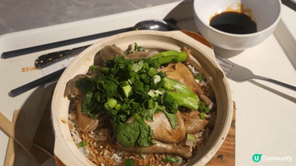 煲仔乳鴿飯，在炎炎夏日品嚐煲仔飯，當然是在冷氣地方享受熱騰騰...