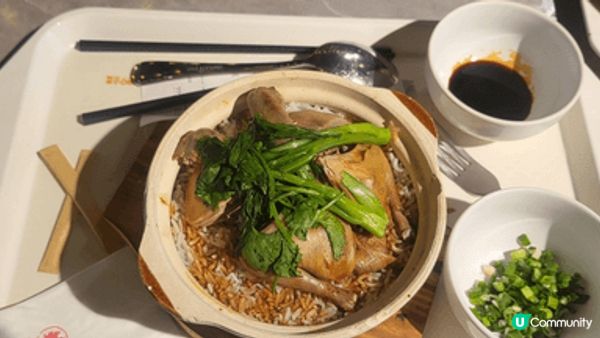 煲仔乳鴿飯，在炎炎夏日品嚐煲仔飯，當然是在冷氣地方享受熱騰騰...