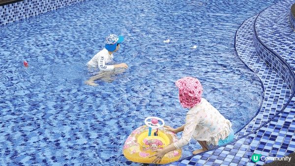 今個夏天陪仔女香港遊，去濕地公園，去書展，去游水，兩個玩得好...