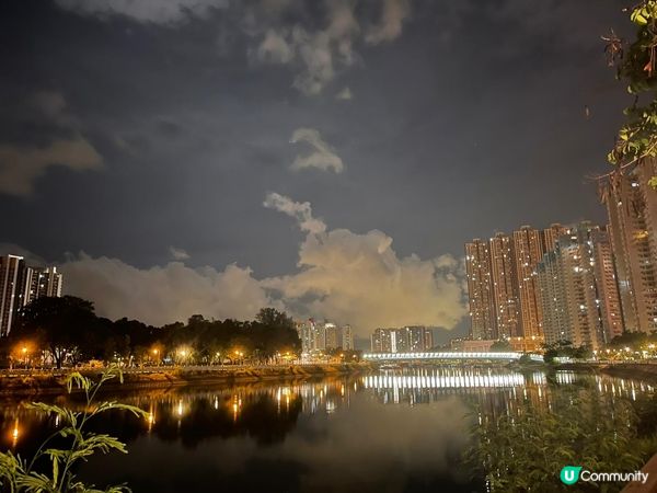 屯門市中心好靚嘅河景，呢度設有單車徑同跑步徑，夜晚吸引不少人...