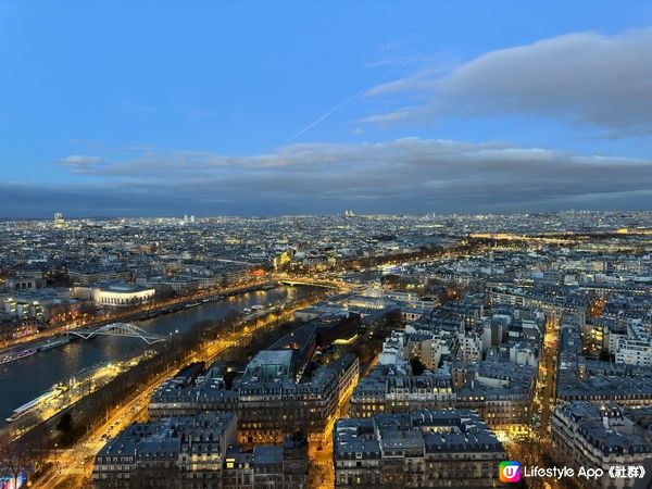 在巴黎鐵塔上觀看巴黎面貌