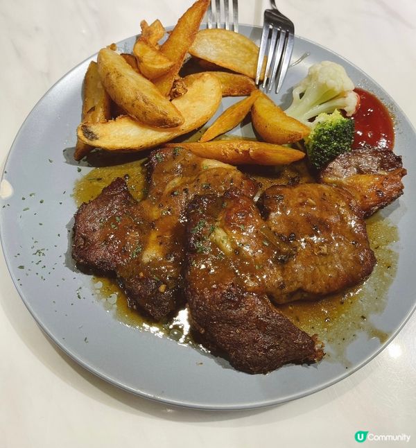 黑椒西冷扒，賣相都唔錯，性價比高，最鍾意食佢啲旁邊嘅薯角，薯...