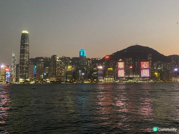 維多利亞港同香港嘅夜景互相輝映,難怪咁多遊客鍾意坐渡海小輪去...