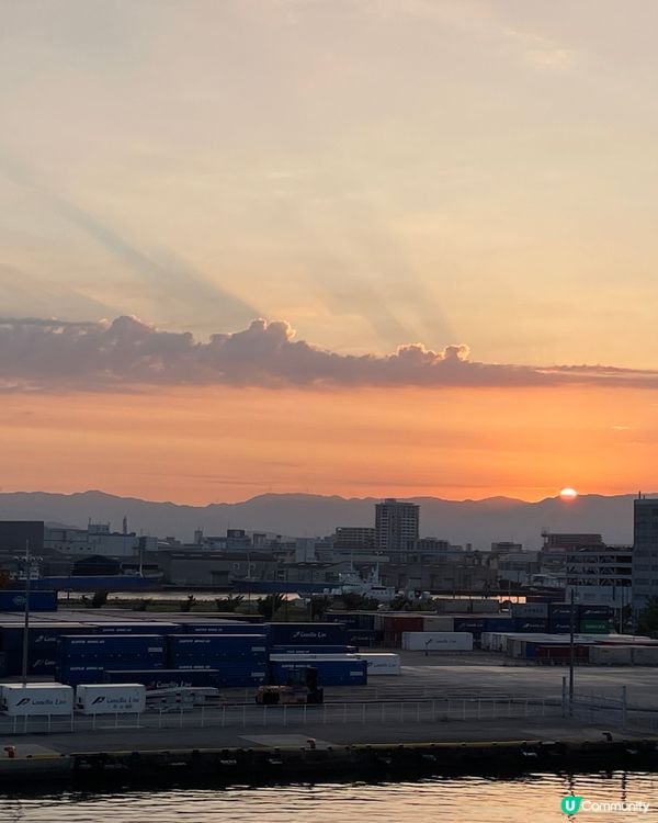 渡輪的浪漫-進入博多港的時刻，正是日出之時😍