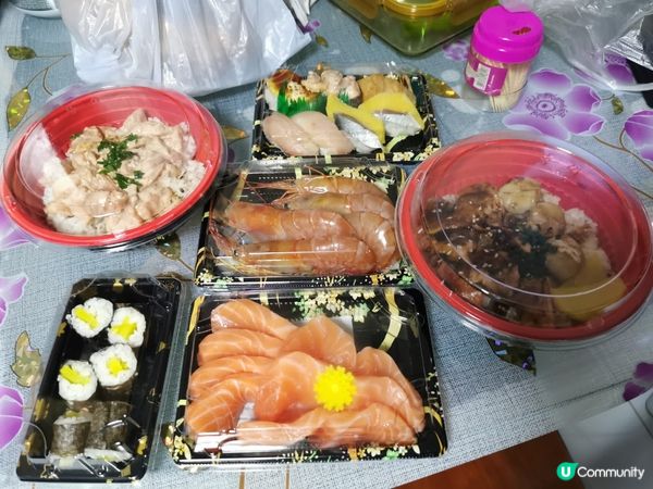 三文魚刺身、鮮蝦、黃瓜卷等等，唔想餐廳用膳，就外賣買回家慢慢...