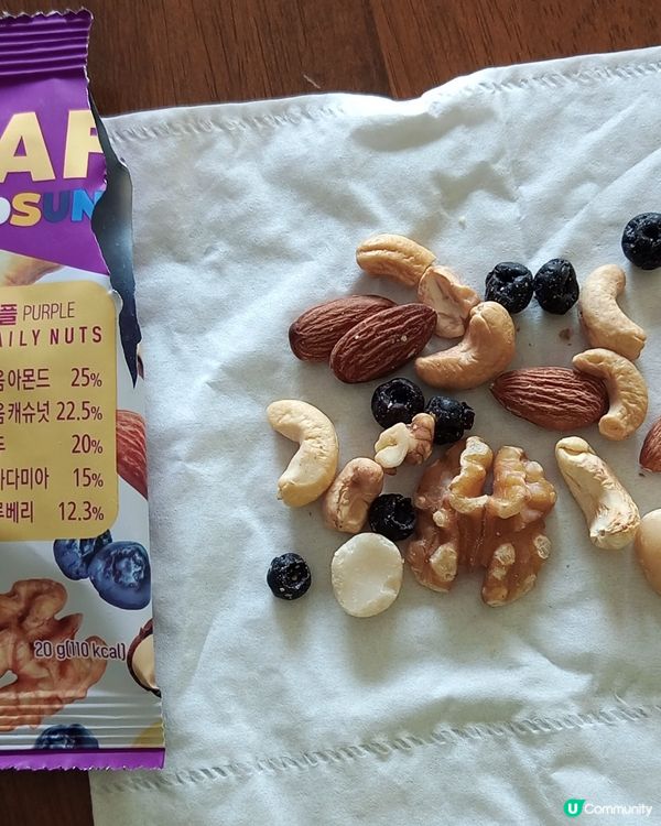 由南韓帶來的手信，柿乾及果仁