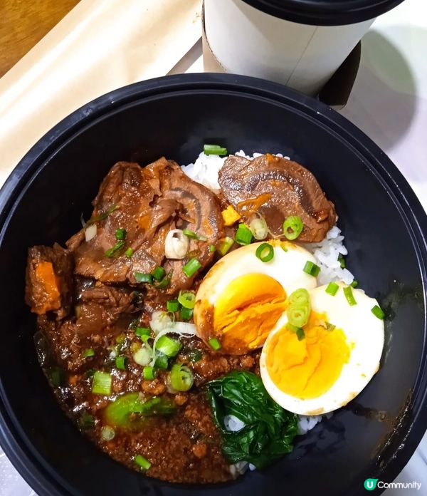 這間小店趕及於聖誕節前開始營業，供應台式小食、台式滷味滷肉飯...