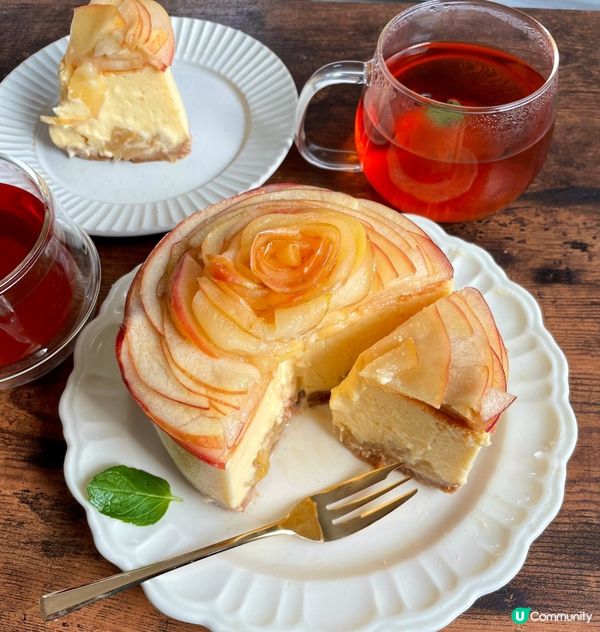 焦糖蘋果烤芝士蛋糕，裡面有很多蘋果～