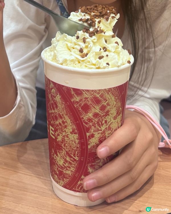 我最鍾意春日桃桃,茶底係蜜桃烏龍,上面仲有白桃忌廉同無花果碎...