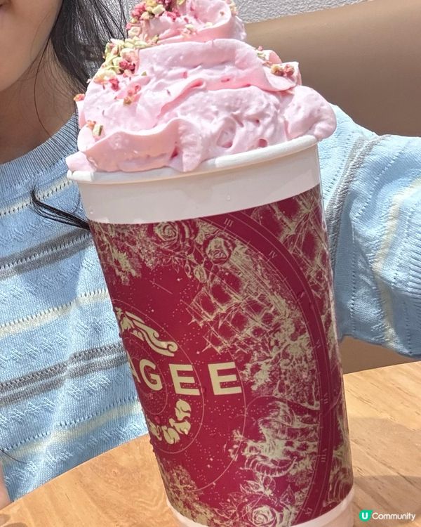 我最鍾意春日桃桃,茶底係蜜桃烏龍,上面仲有白桃忌廉同無花果碎...