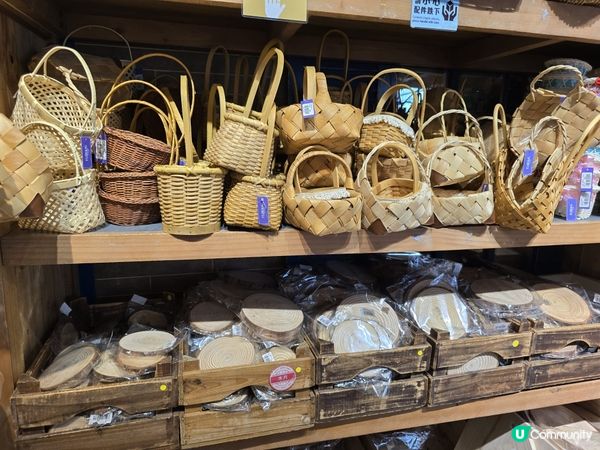 花店有很多藤籃