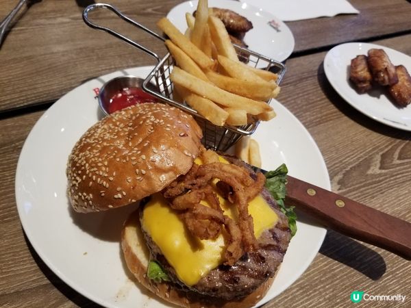 巨人漢堡，超巨型，要分開逐層食，超滿足！