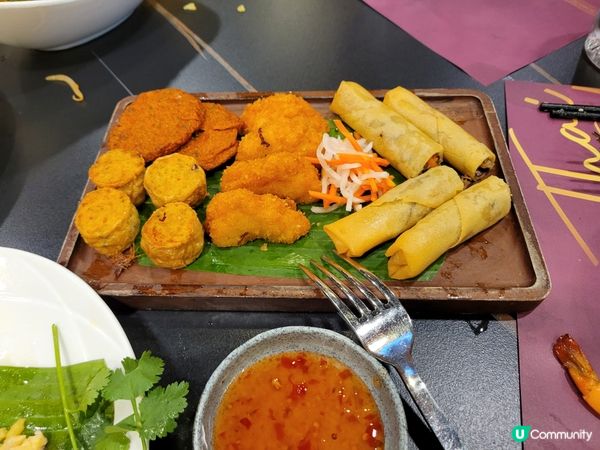 今日到泰國餐廳品嚐泰式金邊粉，菠蘿飯，特色燒鱸魚，什錦泰式小...