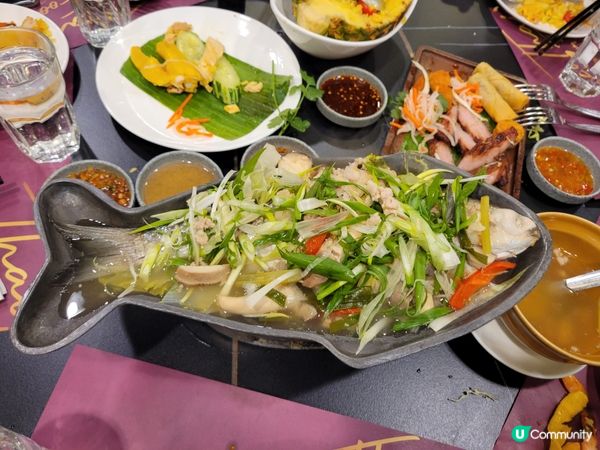 今日到泰國餐廳品嚐泰式金邊粉，菠蘿飯，特色燒鱸魚，什錦泰式小...