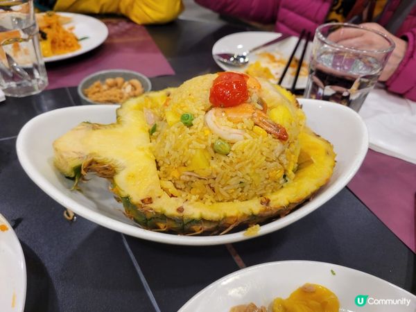 今日到泰國餐廳品嚐泰式金邊粉，菠蘿飯，特色燒鱸魚，什錦泰式小...