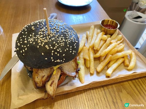 泰式豬頸肉菠蘿竹炭漢堡配薯條～