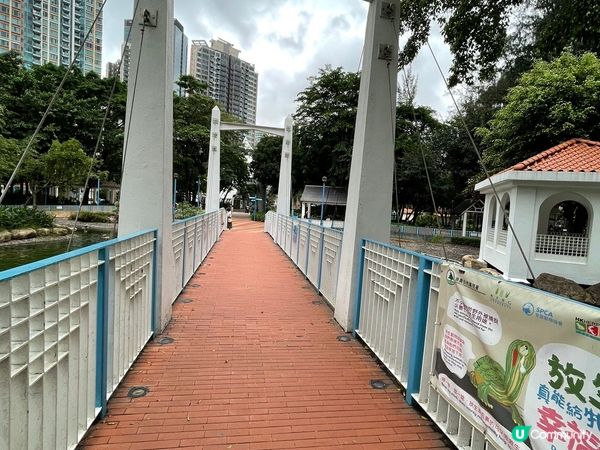 荃灣海濱公園有好多獨特好靚嘅建築物，亦都有山溪流水，喺度散吓...