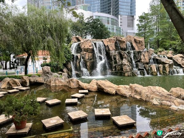 荃灣海濱公園有好多獨特好靚嘅建築物，亦都有山溪流水，喺度散吓...