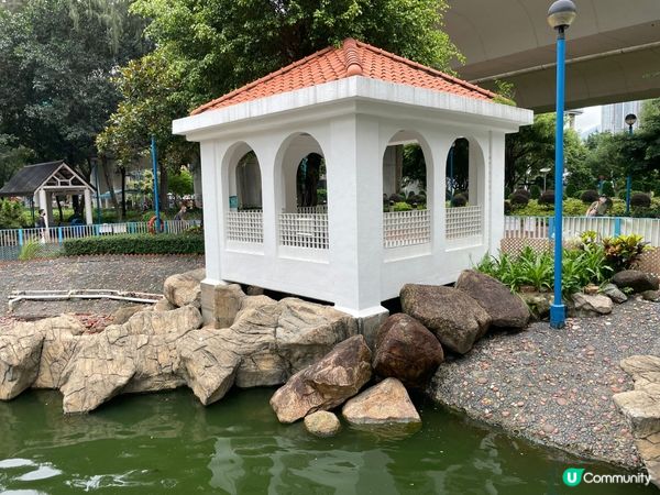 荃灣海濱公園有好多獨特好靚嘅建築物，亦都有山溪流水，喺度散吓...